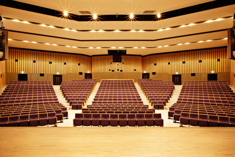三鷹市公会堂 - 光のホール(舞台から)